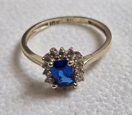 Anillo de pequeña piedra azul